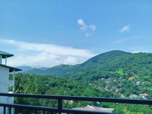Vista generica sulle montagne o vista sulle montagne dall'interno dell'affittacamere
