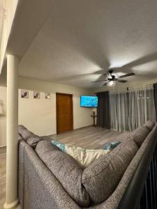 a living room with a couch and a tv at CasaNinos, casa de la gente buena in Aguascalientes