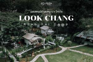 Ban Tha Maprangลูกช้างเขาใหญ่แคมป์的森林中房屋的杂志封面