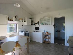 ครัวหรือมุมครัวของ Kupe Cottage on Coopers Beach +18 ภาพ