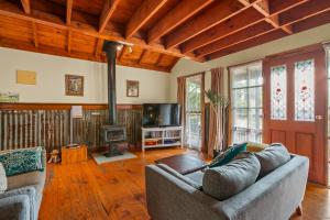 Televisyen dan/atau pusat hiburan di StayAU The Loft 1BR Rustic Picturesque Cottage