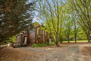 Gambar di galeri bagi StayAU The Loft 1BR Rustic Picturesque Cottage di Badger Creek