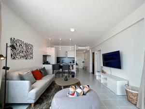TV a/nebo společenská místnost v ubytování Seaview 2 bed in the heart of Hua Hin - BP2