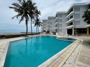 Bazén v ubytování Seaview 2 bed in the heart of Hua Hin - BP2 nebo v jeho okolí