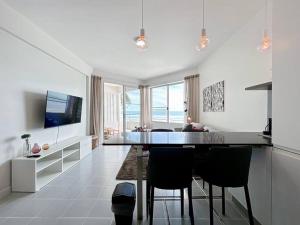 TV a/nebo společenská místnost v ubytování Seaview 2 bed in the heart of Hua Hin - BP2
