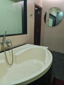 Baðherbergi á VITS Select Grand Inn, Ratnagiri