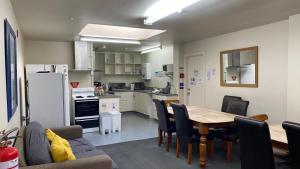 Kuchyň nebo kuchyňský kout v ubytování Stay In Tekapo Backpackers