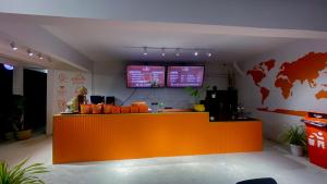 un mostrador naranja en una habitación con un mapa mundial en la pared en Easy Backpackers Paradise, en Sihanoukville