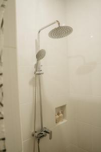 een douche met een douchekop in een badkamer bij Kubu Silvia in Nusa Dua +14 foto's
