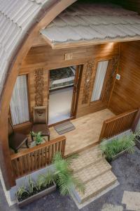 een bovenaanzicht van een klein huisje met balkon bij Kubu Silvia in Nusa Dua