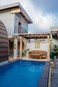 een villa met zwembad en huis bij Kubu Silvia in Nusa Dua