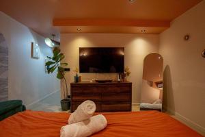 A television and/or entertainment centre at Condo Flamingo with pool