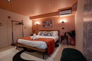 A bed or beds in a room at Condo Flamingo with pool