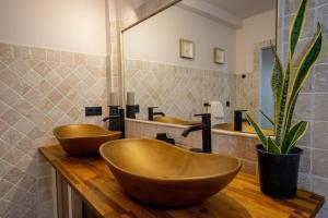 A bathroom at Condo Flamingo with pool
