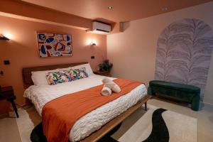 A bed or beds in a room at Condo Flamingo with pool