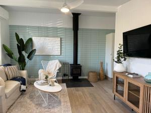 TV a/nebo společenská místnost v ubytování Beach Hut Scamander