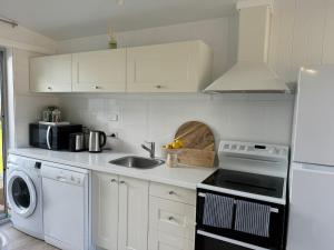 Kuchyň nebo kuchyňský kout v ubytování Beach Hut Scamander