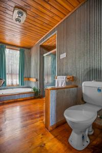 un bagno con wc e vasca da bagno di StayAU Lakeview Cottage 2BR Cozy Nature Getaway a Badger Creek Altre 8 foto
