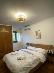 a bedroom with a large bed with towels on it at Urlaub mit Kinder und Freunden in Santa Ponsa +15 photos