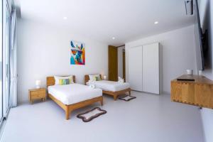 Postel nebo postele na pokoji v ubytování Luxury 4 Bed Pool Villa Palm Hills Golf Club - PH4A + 63 fotografií