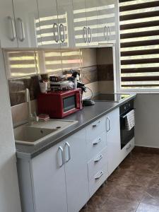 Kuchyň nebo kuchyňský kout v ubytování Apartament 4 camere Orsova
