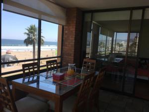 a dining room with a table with a view of the beach at Depto Agua Marina vista al mar in La Serena