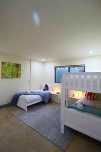 Postel nebo postele na pokoji v ubytování Chiswick Waterfront Retreat + 65 fotografií