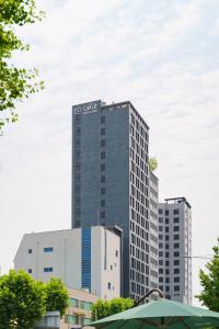 Un edificio alto con un cartel en la parte superior. en Celib Yeoui, en Seúl