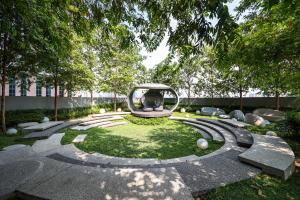 Κήπος έξω από το Scarletz Suites KLCC by MyKey