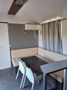 Fotografie z fotogalerie ubytování Bungalow 4 personnes sur sur propriété privée au calme à 10 mn des plages de Sainte Maxime v destinaci Sainte-Maxime