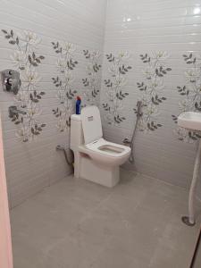 a bathroom with a toilet and a sink at Welcome Home Stay & Hotel Tapovan Rishikesh in Rishīkesh