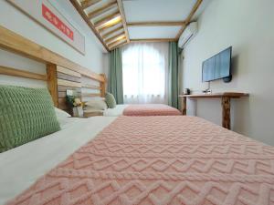 A bed or beds in a room at Just waiting for you-Tianmen mountαin-English reception-Book ticket service