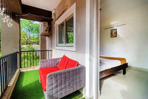 Postel nebo postele na pokoji v ubytování Elegant 4Bhk Stay With Pool Near Beaches 2BHKX2