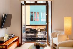 a living room with a door open to a balcony at Dúplex Casco Histórico-Catedral Parking incluido in Oviedo