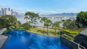 Bazén v ubytování Hilton Shenzhen Shekou Nanhai nebo v jeho okolí