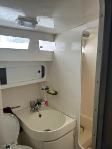 a small bathroom with a sink and a toilet at Insolite in Capbreton