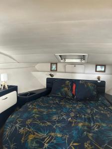 a bed in the middle of a room at Insolite in Capbreton