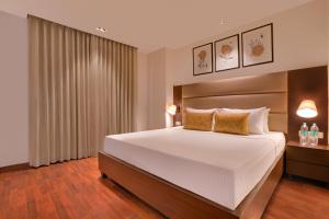 Postel nebo postele na pokoji v ubytování Lemon Tree Hotel, Noida