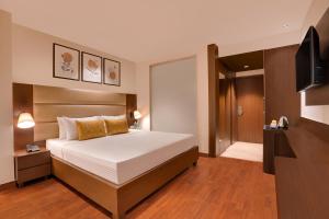 Postel nebo postele na pokoji v ubytování Lemon Tree Hotel, Noida