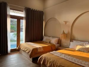 une chambre avec deux lits et une fenêtre dans l'établissement Cottonwood Villa Samani Pool HOT-Jacuzzi Billyard, à Bandung