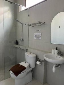 une salle de bains avec douche, toilettes et lavabo dans l'établissement Cottonwood Villa Samani Pool HOT-Jacuzzi Billyard, à Bandung 23 autres photos