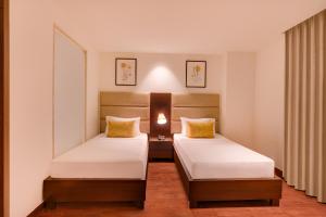 Postel nebo postele na pokoji v ubytování Lemon Tree Hotel, Noida
