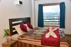a bedroom with a large bed with a window at Naturehunt homestays in Kodaikānāl