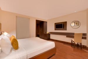 Postel nebo postele na pokoji v ubytování Lemon Tree Hotel, Noida