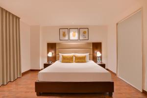 Postel nebo postele na pokoji v ubytování Lemon Tree Hotel, Noida