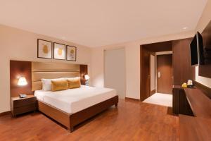 Postel nebo postele na pokoji v ubytování Lemon Tree Hotel, Noida