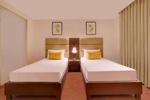 Postel nebo postele na pokoji v ubytování Lemon Tree Hotel, Noida
