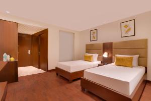 Postel nebo postele na pokoji v ubytování Lemon Tree Hotel, Noida