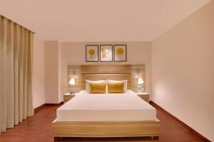 Postel nebo postele na pokoji v ubytování Lemon Tree Hotel, Noida