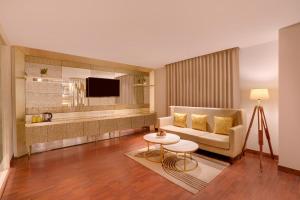 TV a/nebo společenská místnost v ubytování Lemon Tree Hotel, Noida
